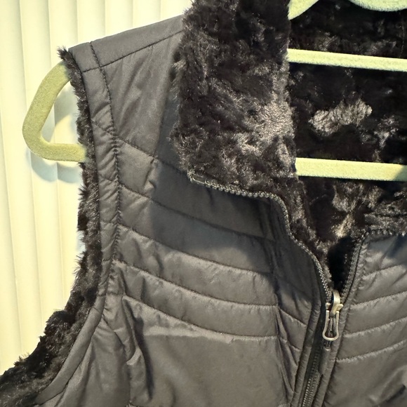 North Face Reversible Vest with Fur- NWOT - Picture 6 of 11
